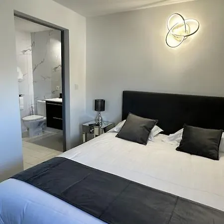 Apartment Duplex Front De *